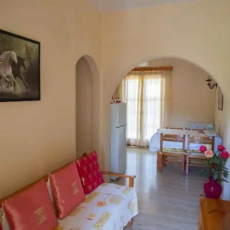 Eleni's & 1 Apartment